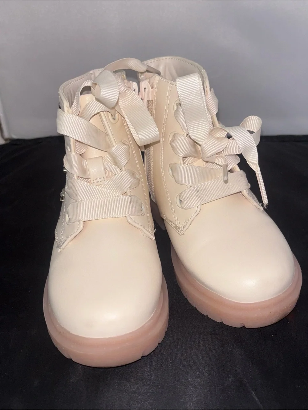 Cat &‎ Jack Toddler Girls Cream Combat Boots Glitter Sole Size 9T